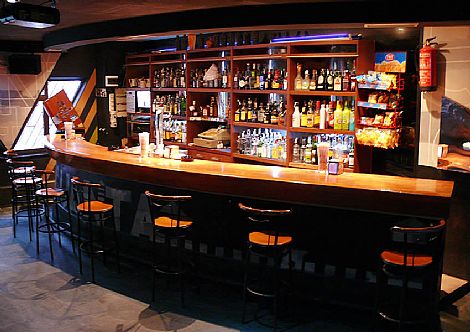 Bar de copas Aguanta en Cangas de Onís.